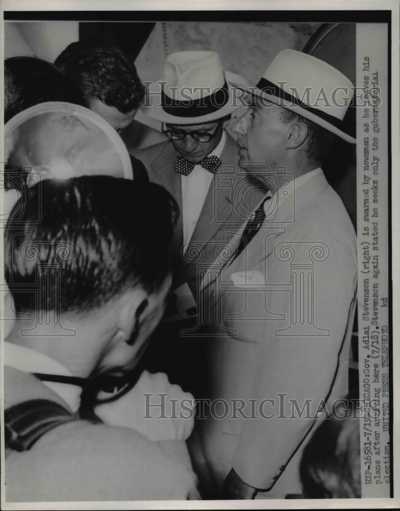 Load image into Gallery viewer, 1952 Press Photo Stevenson swarmed by newsmen as he leaves his plane - nef42130
