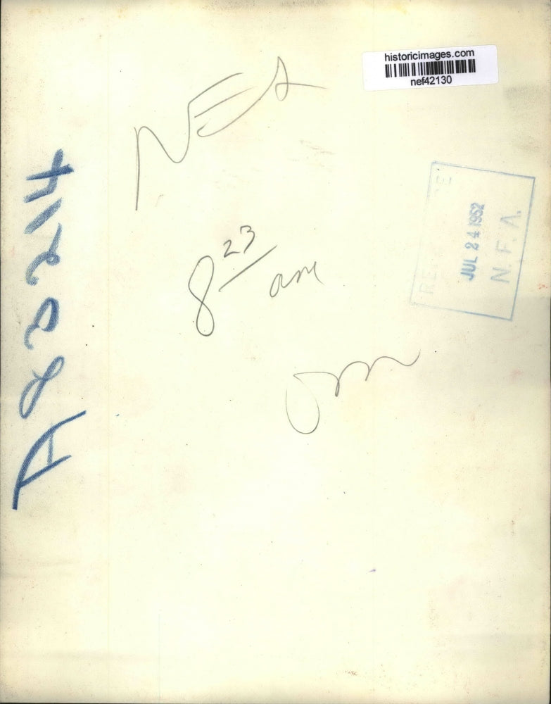 Load image into Gallery viewer, 1952 Press Photo Stevenson swarmed by newsmen as he leaves his plane - nef42130
