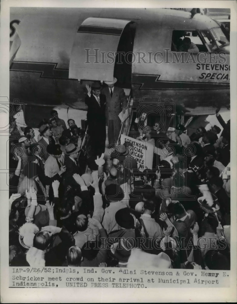 1952 Press Photo Stevenson, Schricker meet crowd upon their arrival in Indiana