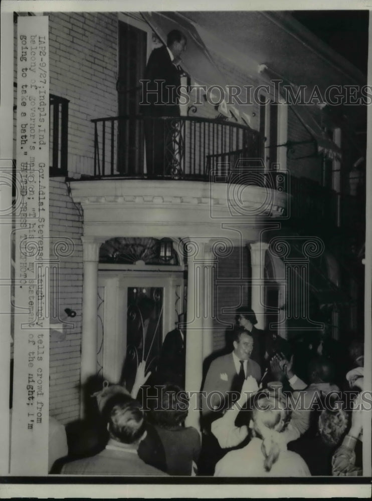 1952 Press Photo Adlai E. Stevenson laughingly speaks to crowd from balcony