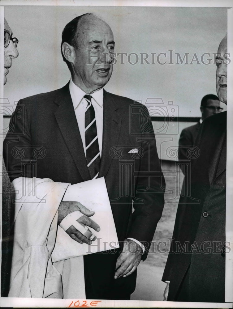 1964 Press Photo Adlai Stevenson broken four finer of his right hand - nef42173