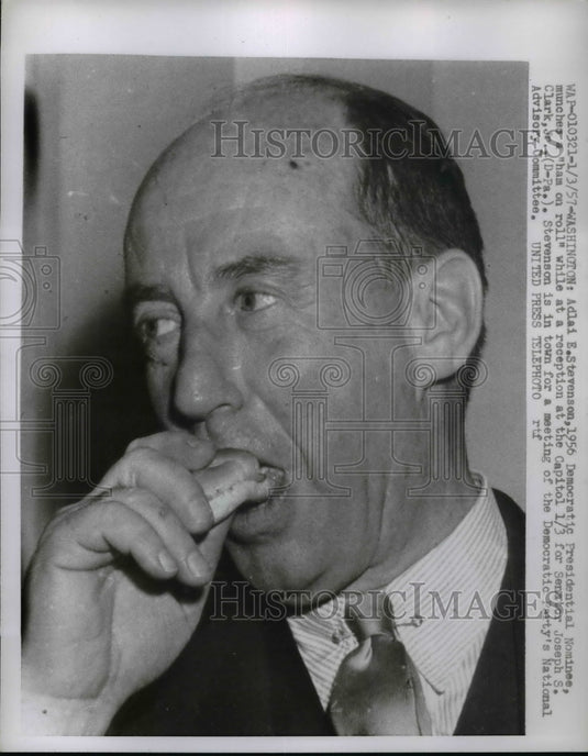 1957 Press Photo Stevenson munches a "ham on roll" at a reception at the Capitol