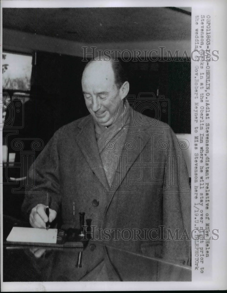 1957 Press Photo Adlai Stevenson checks in at the Oberlin Inn - nef42188