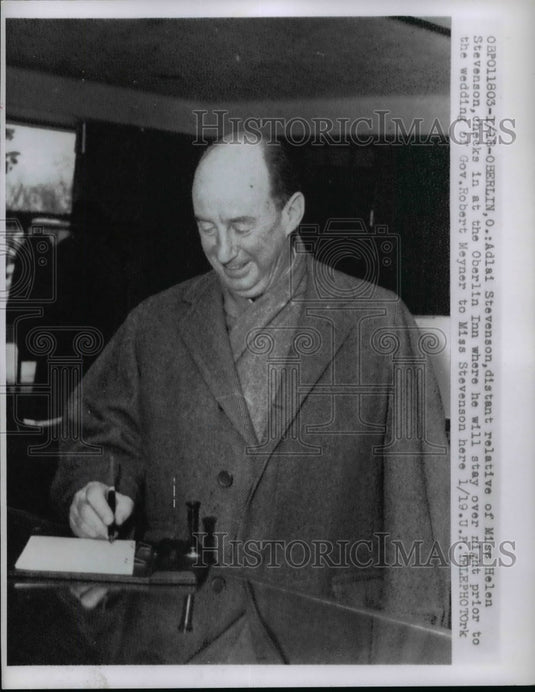 1957 Press Photo Adlai Stevenson checks in at the Oberlin Inn - nef42188