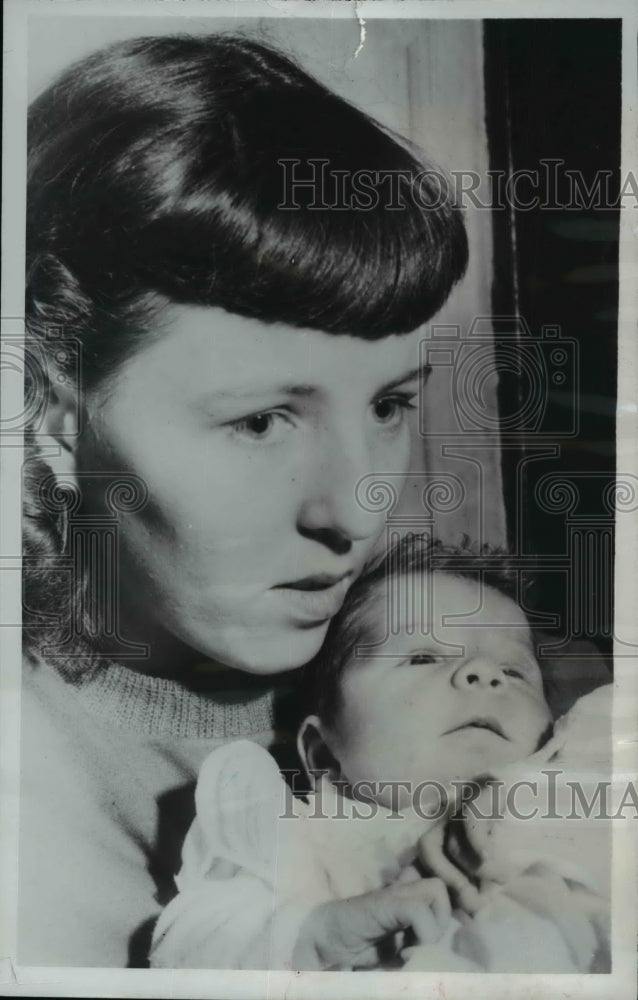 Load image into Gallery viewer, 1949 Press Photo Mrs Betty Cunningham &amp; Baby Left in Houston Bus Station
