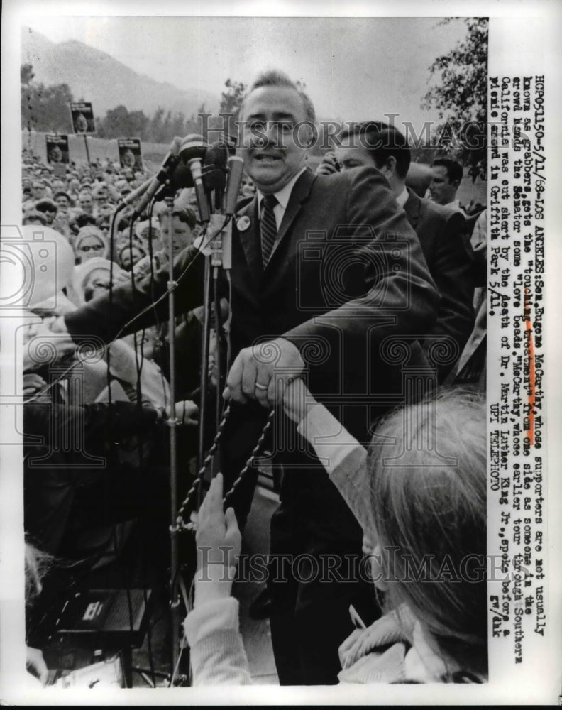 Load image into Gallery viewer, 1968 Press Photo Eugene McCarthy Touring Los Angeles, California - nef42284

