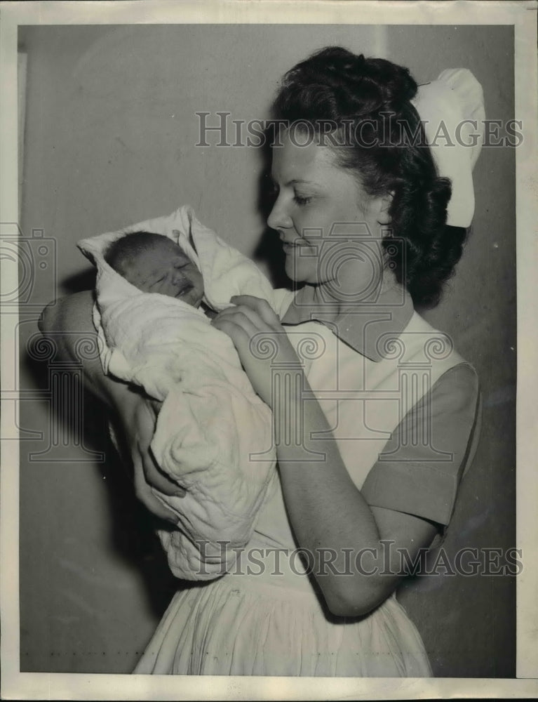 Load image into Gallery viewer, 1943 Press Photo Nurse Helen Eskew Holding Abandoned Baby, Atlanta, Georgia
