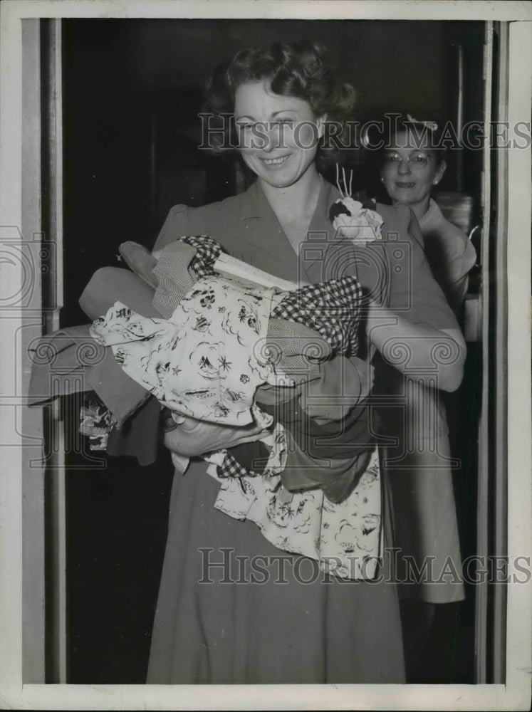 Load image into Gallery viewer, 1946 Press Photo Gwendolyn Wallis Leaving Jail, San Bernardino, California
