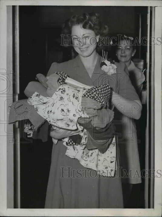1946 Press Photo Gwendolyn Wallis Leaving Jail, San Bernardino, California
