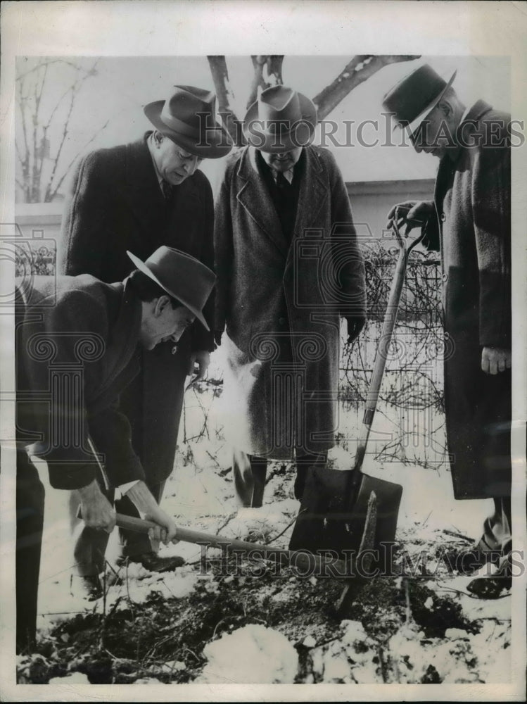 1945 Press Photo Lawrence L. Walter Showing Police Where He Buried Baby New York