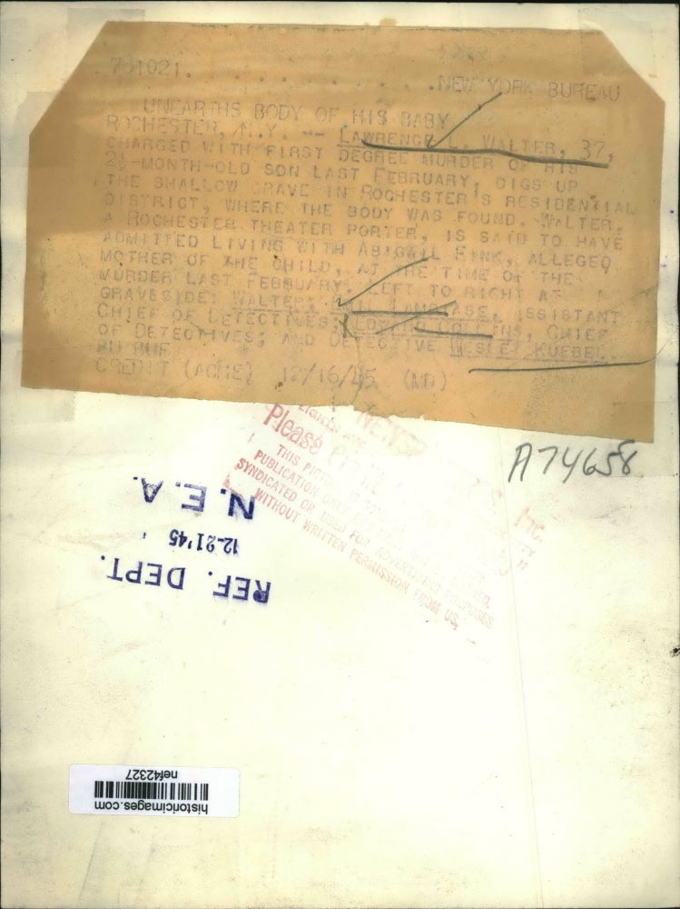 1945 Press Photo Lawrence L. Walter Showing Police Where He Buried Baby New York