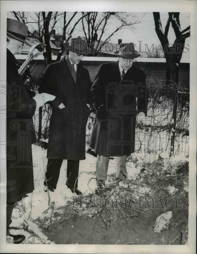 1945 Press Photo Lawrence L. Walter Showing Police Where He Buried Baby New York