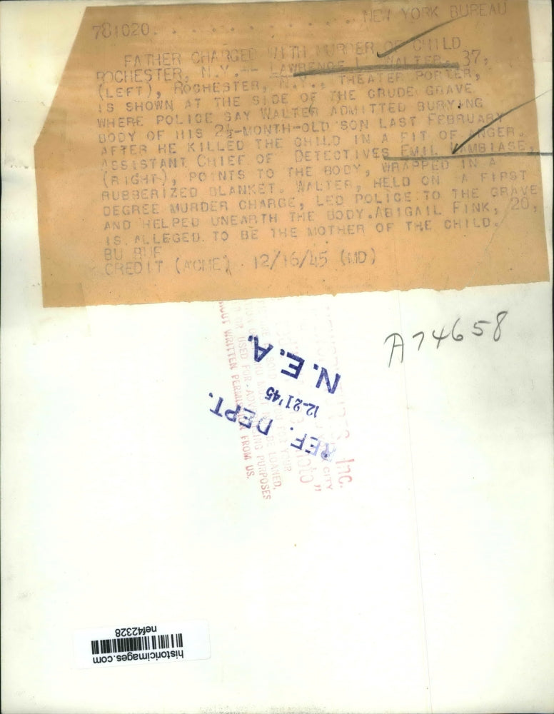 1945 Press Photo Lawrence L. Walter Showing Police Where He Buried Baby New York