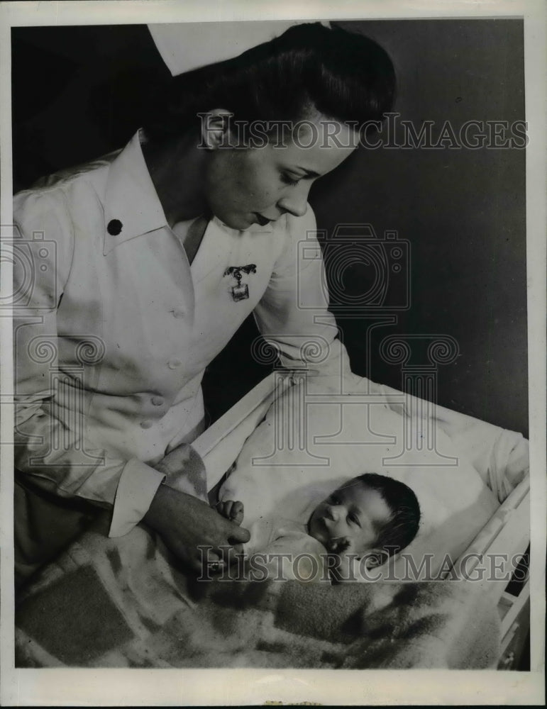 1946 Press Photo Delores Baumgartner Attends to Abandoned Baby Found in Hotel