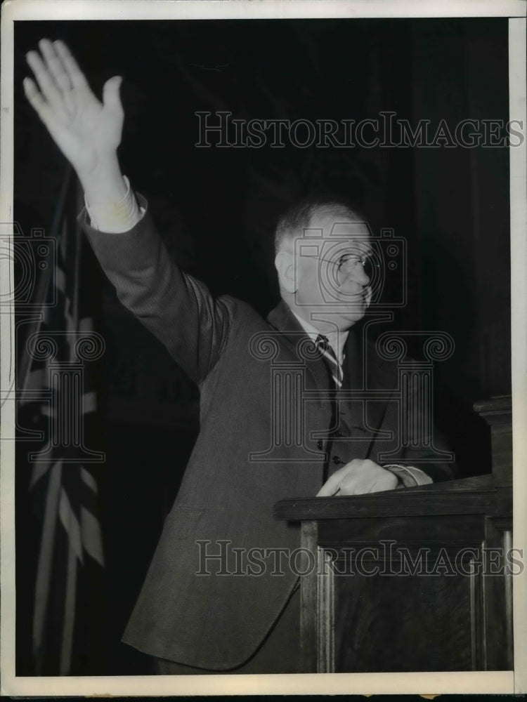 Load image into Gallery viewer, 1946 Press Photo Harold Ickes Waves Bye to Members of the Press at Farewell Conf
