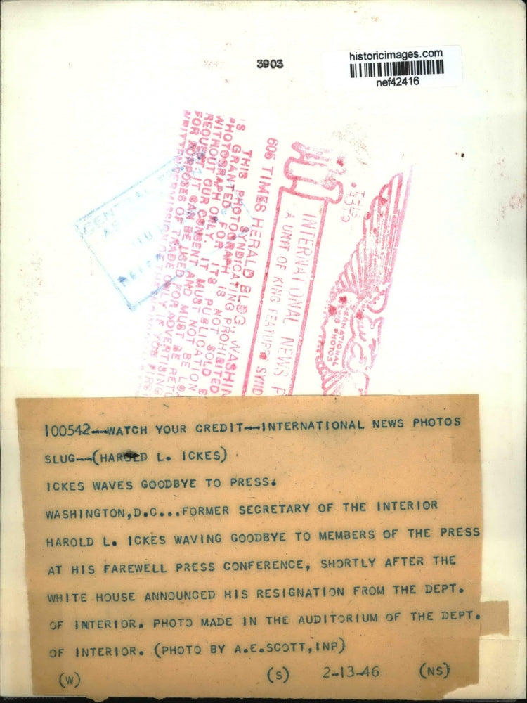 Load image into Gallery viewer, 1946 Press Photo Harold Ickes Waves Bye to Members of the Press at Farewell Conf
