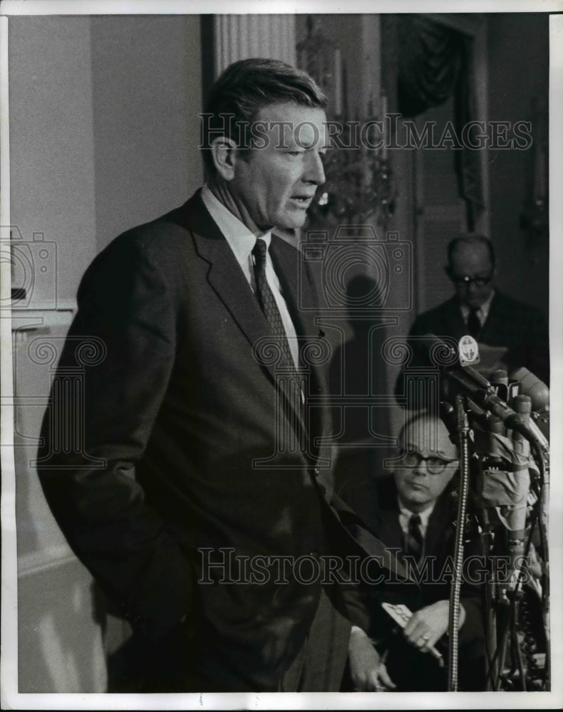 Load image into Gallery viewer, 1968 Press Photo Mayor John Lindsay in Press Conference on Sanitation Strike
