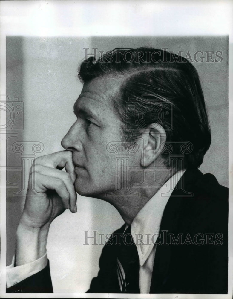 Load image into Gallery viewer, 1969 Press Photo John V Lindsay Takes a Moment From Hectic Campaign Schedule
