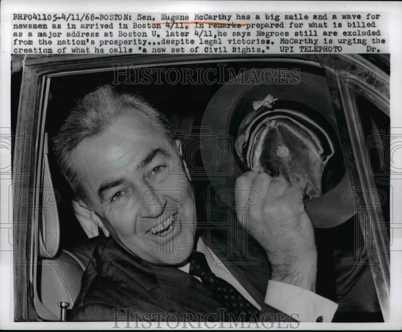 Load image into Gallery viewer, 1968 Press Photo Senator Eugene J. McCarthy Arriving in Boston - nef42575
