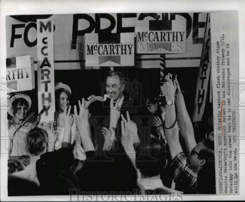 Load image into Gallery viewer, 1968 Press Photo Eugene McCarthy Supporters in Lincoln, Nebraska - nef42577
