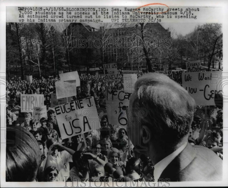 Load image into Gallery viewer, 1968 Press Photo Senator Eugene McCarthy &amp; 3000 Indiana University Students
