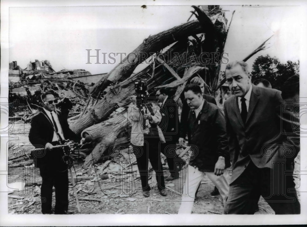 1968 Press Photo Senator Eugene McCarthy Inspects Tracy Tornado Clean-Up