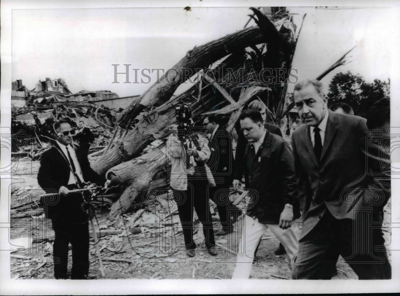 Load image into Gallery viewer, 1968 Press Photo Senator Eugene McCarthy Inspects Tracy Tornado Clean-Up
