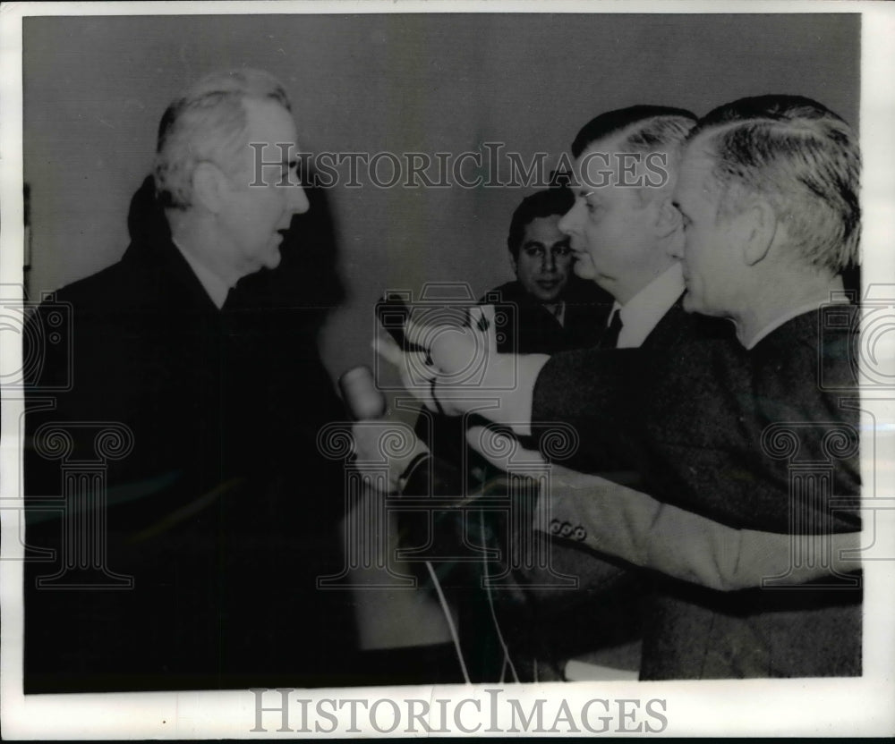 1970 Press Photo Senator Eugene McCarthy Talks to Press, Moscow, Russia