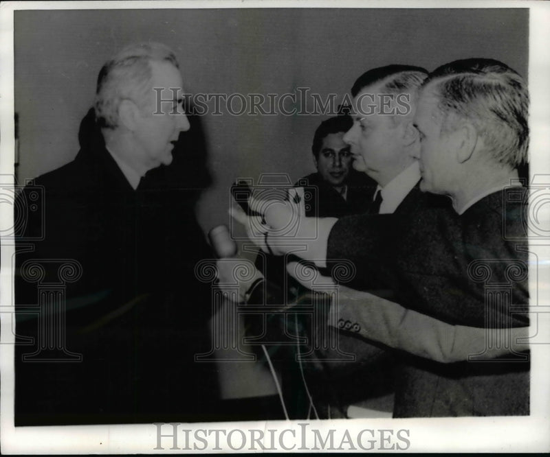 Load image into Gallery viewer, 1970 Press Photo Senator Eugene McCarthy Talks to Press, Moscow, Russia
