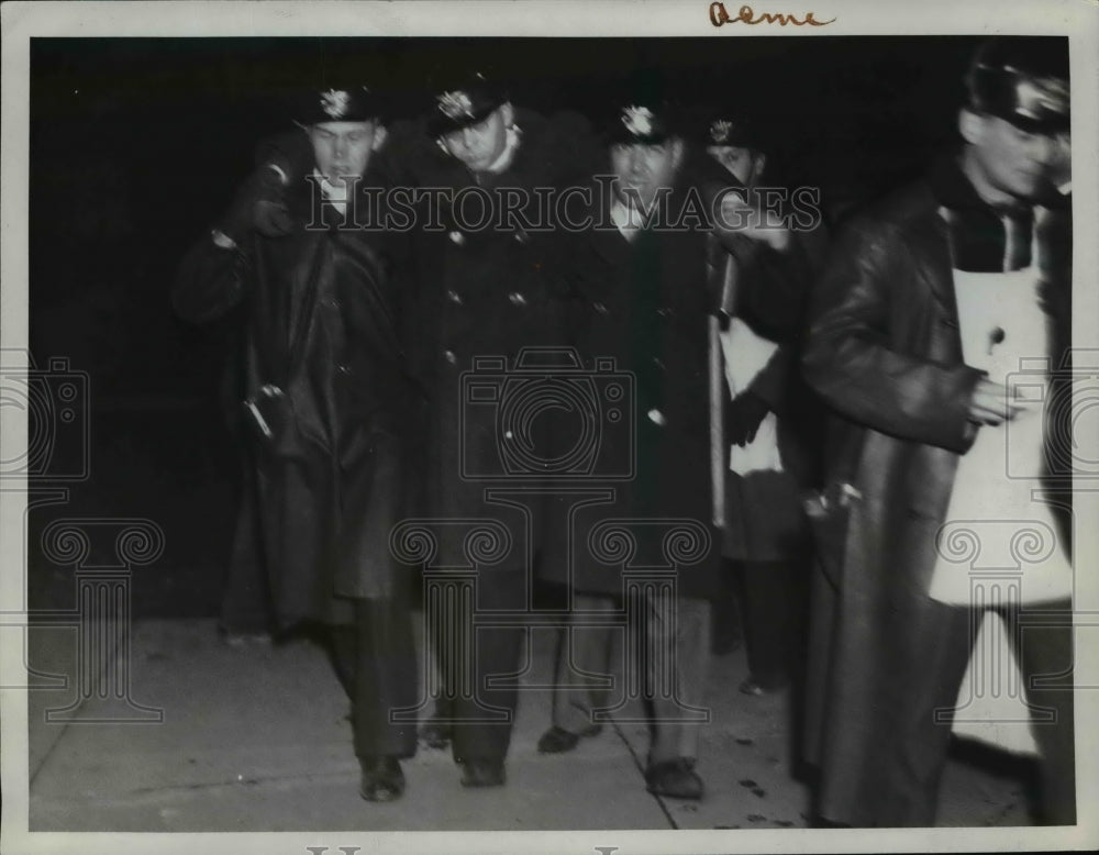 1935 Press Photo Ohio Insulation Company Guard Overcome by Tear Gas - nef42643