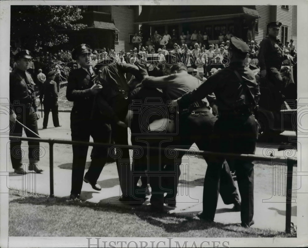 1939 Press Photo 3000 Pickets Rioting at Fisher Body Plant Finally Cooled Off