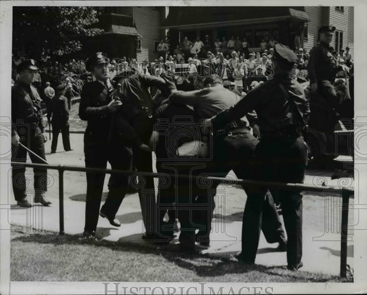 1939 Press Photo 3000 Pickets Rioting at Fisher Body Plant Finally Cooled Off
