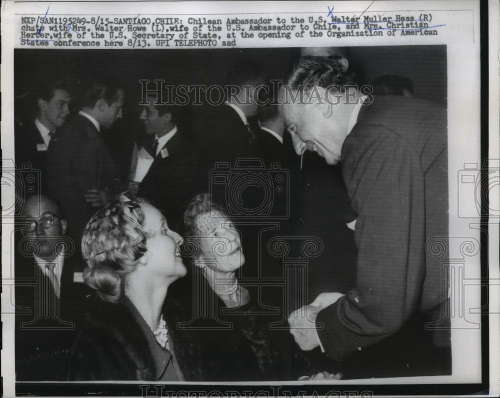 1959 Press Photo Walter Hess Chats w/ Mrs Walter Howe, Mrs Christian Herter