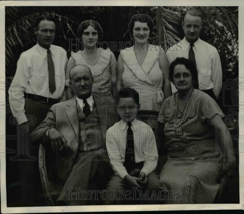 1932 Press Photo Dr B.B. Moeur shown with members of his family at their home