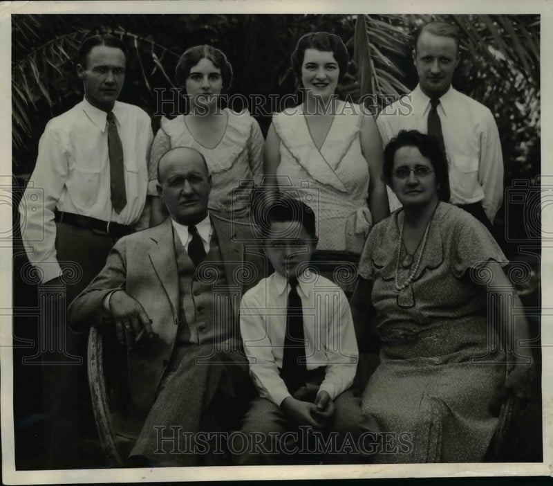 Load image into Gallery viewer, 1932 Press Photo Dr B.B. Moeur shown with members of his family at their home
