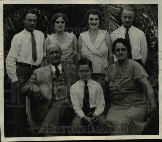 1932 Press Photo Dr B.B. Moeur shown with members of his family at their home