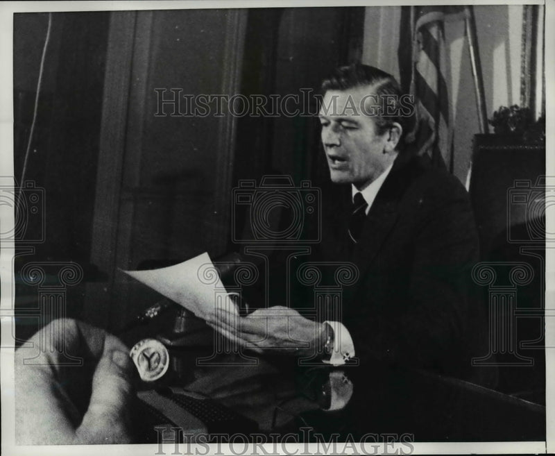 Load image into Gallery viewer, 1970 Press Photo Mayor John V. Lindsay Reading Statement on Nelson Rockefeller
