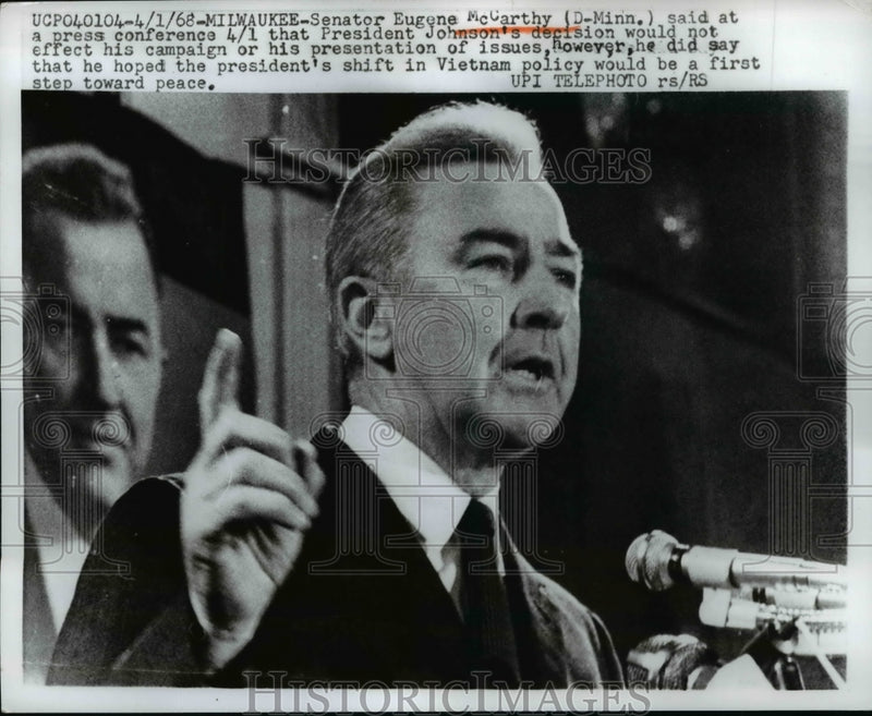 Load image into Gallery viewer, 1968 Press Photo Senator Eugene McCarthy in Milwaukee Press Conference
