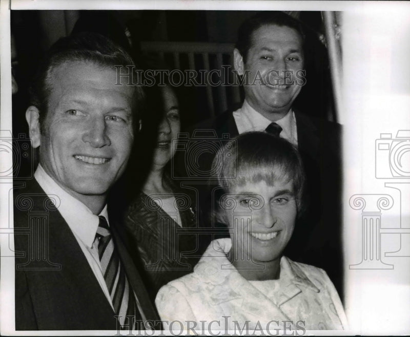 Load image into Gallery viewer, 1969 Press Photo New York Mayor and Mrs. John V.Lindsay visit their Headquarters
