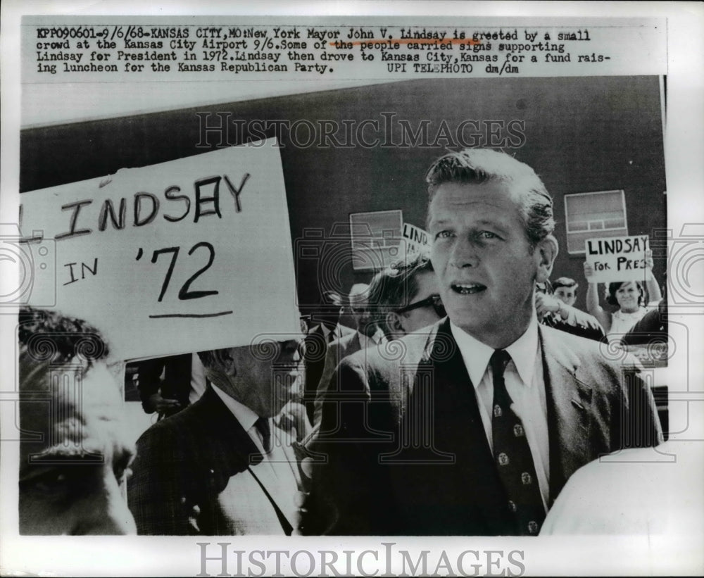 1968 Press Photo Mayor John V. Lindsay of N.Y greeted at Kansas City Airport