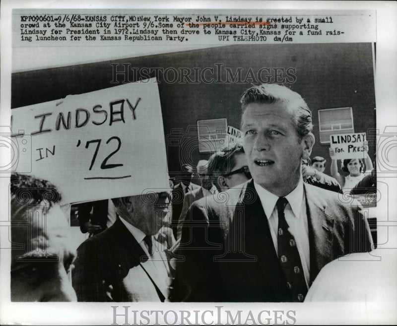 Load image into Gallery viewer, 1968 Press Photo Mayor John V. Lindsay of N.Y greeted at Kansas City Airport
