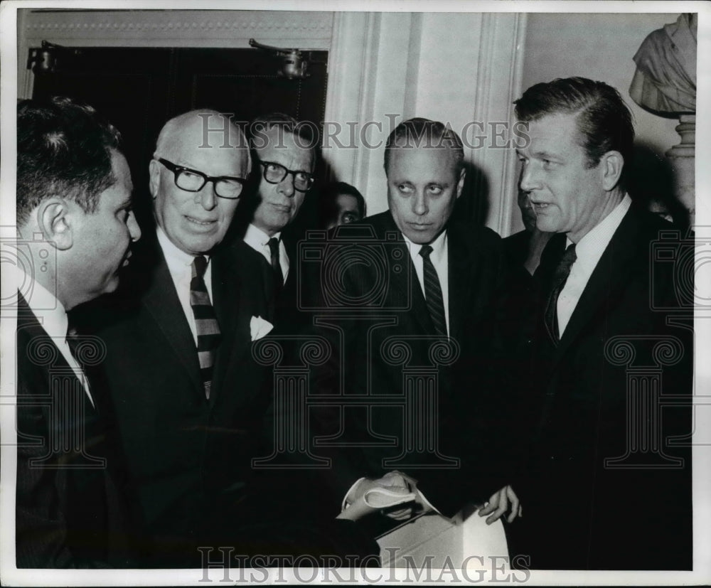 1968 Press Photo Mayor John V.Lindsay of N.Y with members of Board of Health- Historic Images