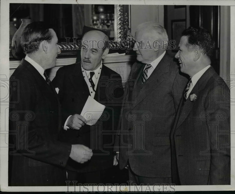 Load image into Gallery viewer, 1938 Press Photo Officials Conversing - nef42993
