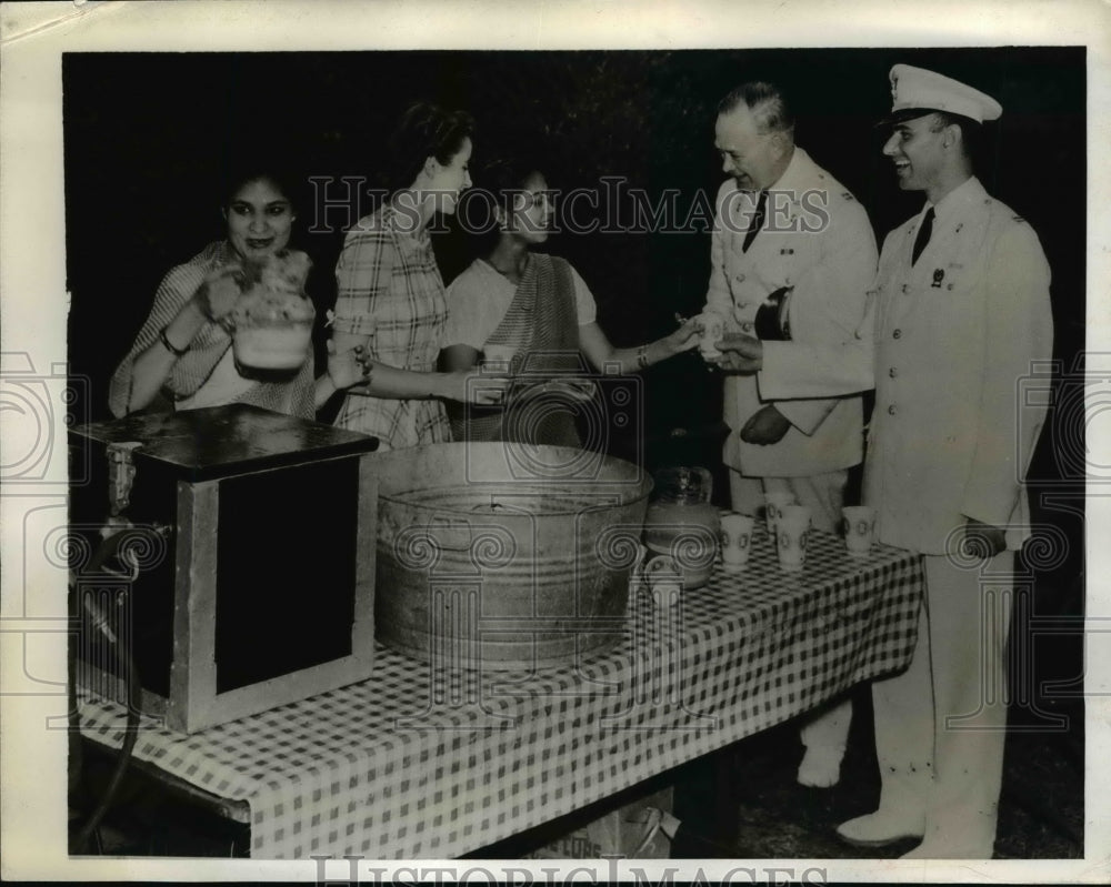 1943 Press Photo Hindu Princess Get to Know U.S. Captain at United Nations Club