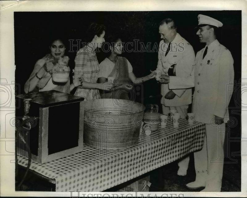 Load image into Gallery viewer, 1943 Press Photo Hindu Princess Get to Know U.S. Captain at United Nations Club
