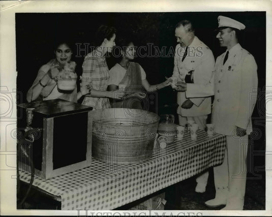 1943 Press Photo Hindu Princess Get to Know U.S. Captain at United Nations Club
