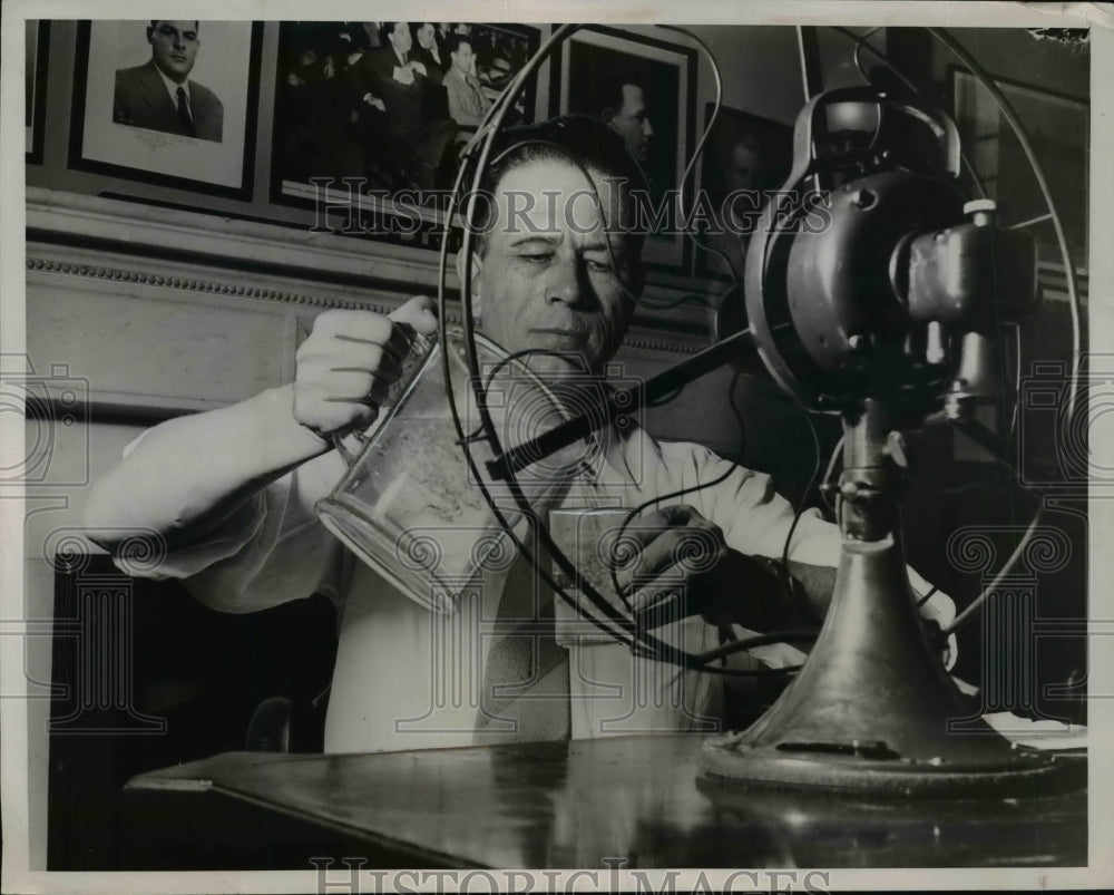 1939 Press Photo Sen Allen J Ellender Cools Off with Ice Water & Electric Fan