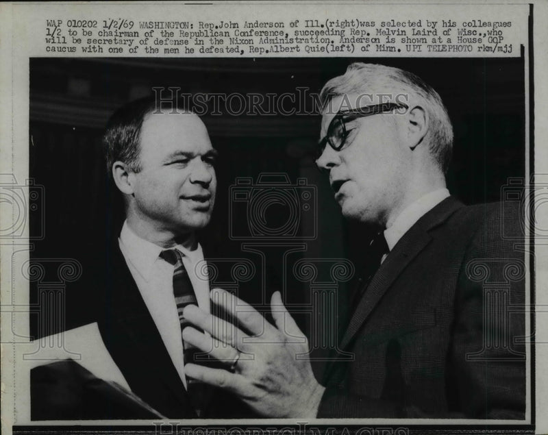 Load image into Gallery viewer, 1969 Press Photo John Anderson at House GOP caucus with Albert Quie - nef43139
