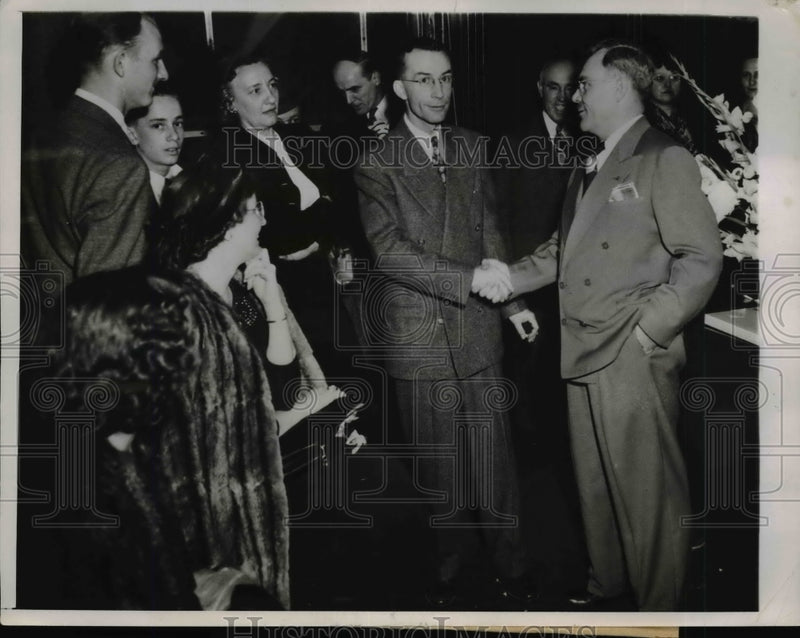 Load image into Gallery viewer, 1948 Press Photo Thorpe congratulates Anderson as Hammond's first GOP mayor
