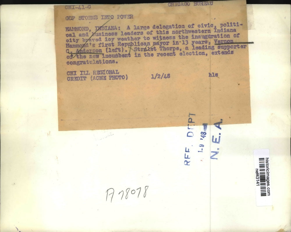 1948 Press Photo Thorpe congratulates Anderson as Hammond's first GOP mayor